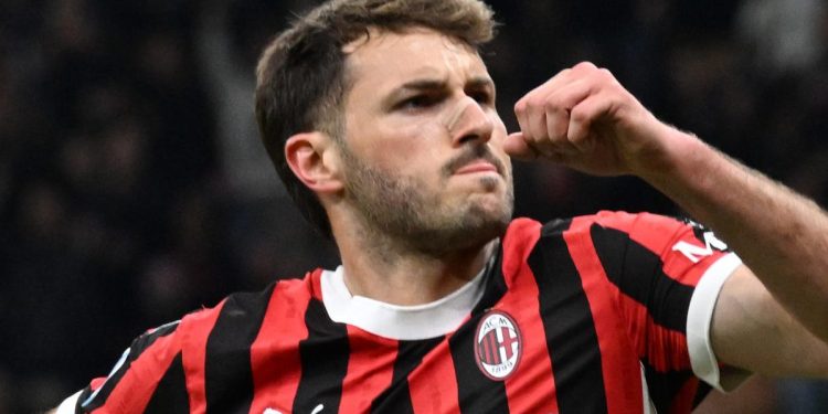 Santiago Gimenez esulta dopo il gol il Milan-Bologna (Foto Ansa)