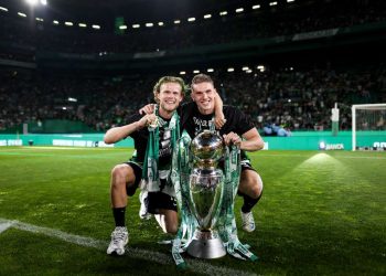 Morten Hjulmand e Viktor Gyokeres festeggiano la vittoria del campionato con lo Sporting Lisbona (Foto ANSA)