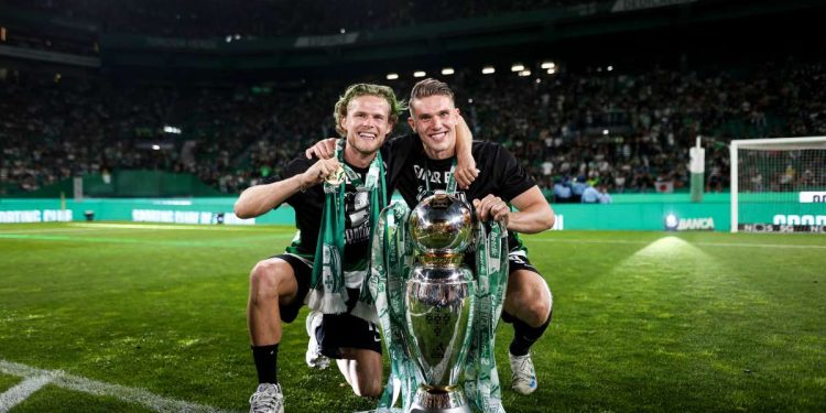 Morten Hjulmand e Viktor Gyokeres festeggiano la vittoria del campionato con lo Sporting Lisbona (Foto ANSA)