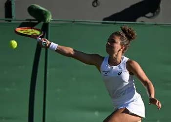 Jasmine Paolini in azione a Wimbledon (Foto ANSA)