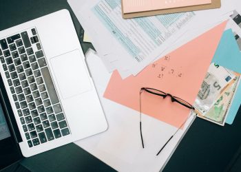 PC, banconote e appunti