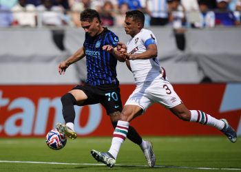 Sebastiano Esposito contrastato da Thiago Silva in Inter-Fluminense (Foto Ansa)