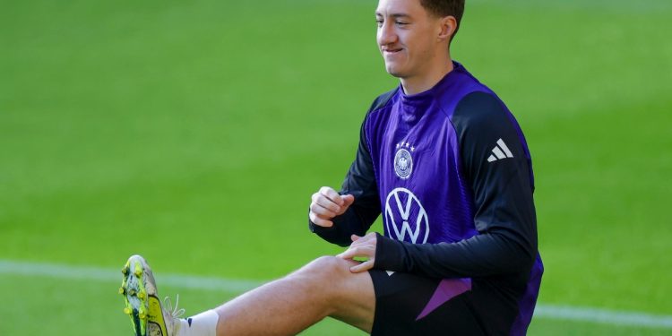 Angelo Stiller in allenamento con la Nazionale tedesca (Foto Ansa)