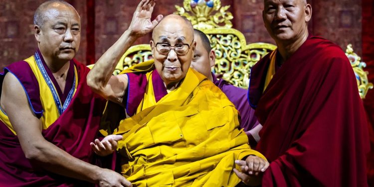 L'attuale Dalai Lama, Tenzin Gyatso (Foto: ANSA-EPA/MICHAEL BUHOLZER)