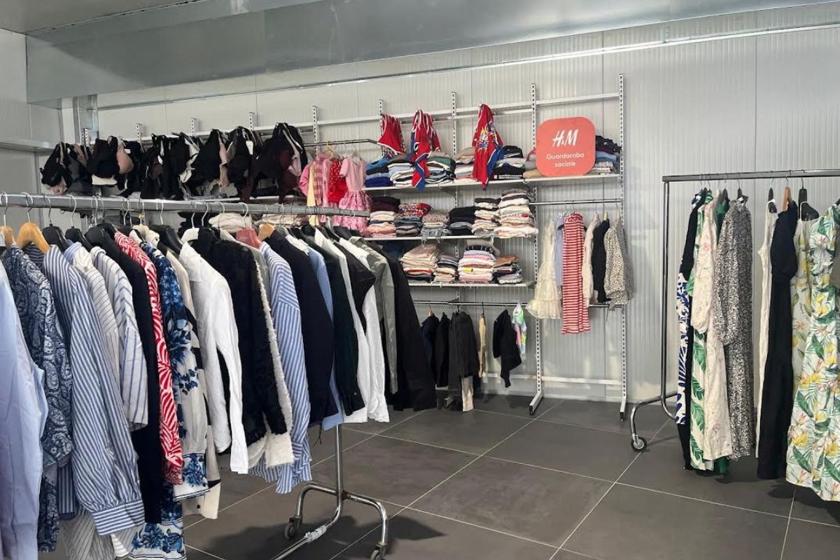 Il guardaroba solidale di Progetto Arca a Napoli