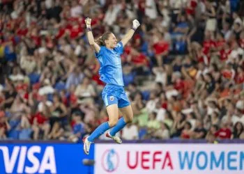 L'esultanza di Cecilie Fiskerstrand, portiere della Norvegia donne (Foto ANSA)