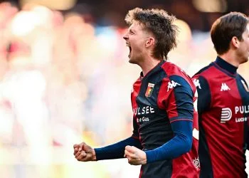 Morten Frendrup esulta con la maglia del Genoa (Foto Ansa)