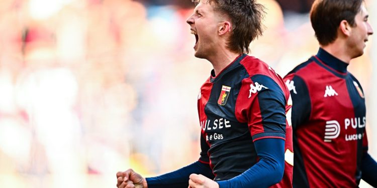 Morten Frendrup esulta con la maglia del Genoa (Foto Ansa)