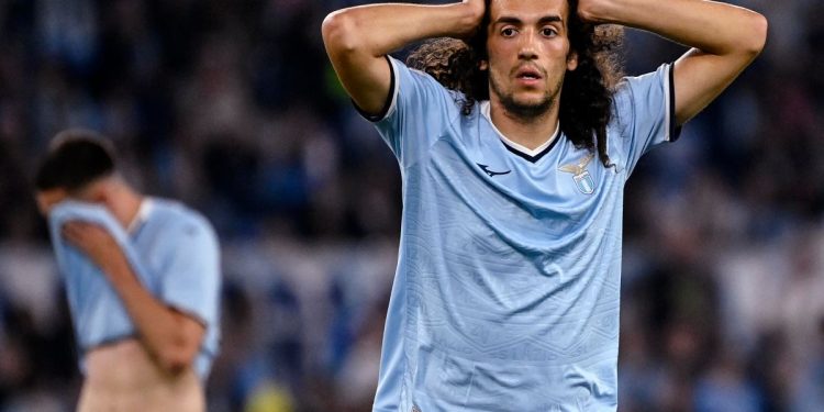 Guendouzi della Lazio incredulo durante la gara col Lecce (Foto Ansa)