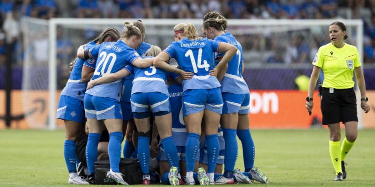 Il gruppo dell'Islanda donne (Foto ANSA)