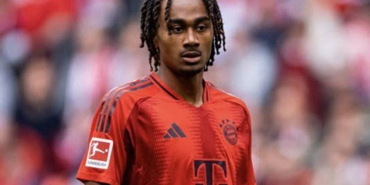 Jonah Kusi-Asare con la maglia del Bayern (da Facebook)