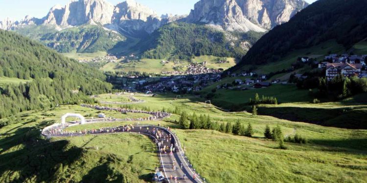 Tutto il fascino della Maratona delle Dolomiti (Foto ANSA)