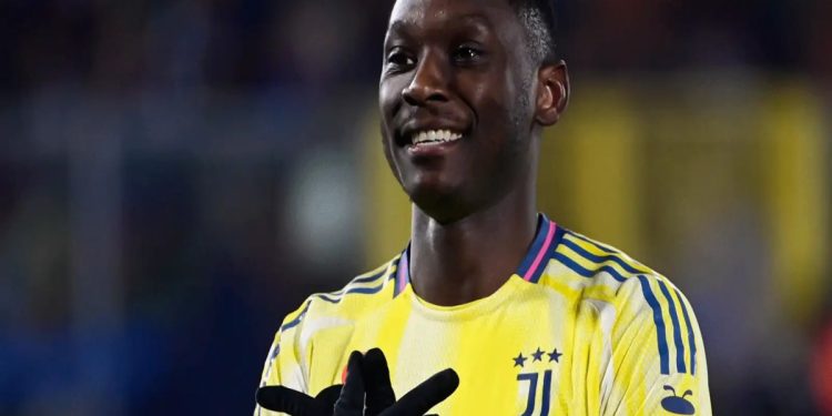 Randall Kolo Muani con la maglia della Juventus