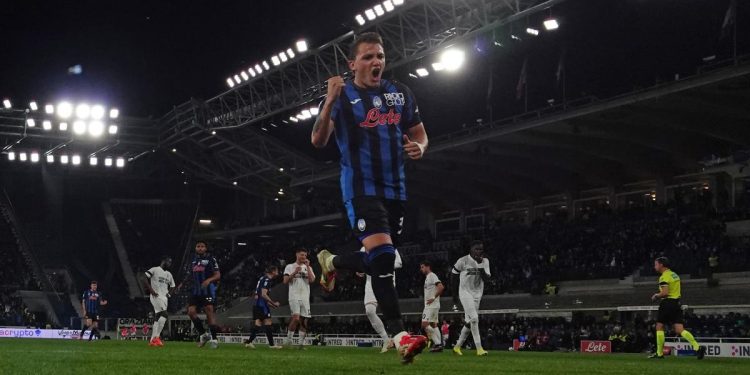 Mateo Retegui dell'Atalanta esulta dopo il gol al Lecce (Foto Ansa)