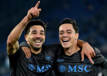 Giovanni Simeone del Napoli esulta con il compagno Giaocomo Raspadori (Foto Ansa)