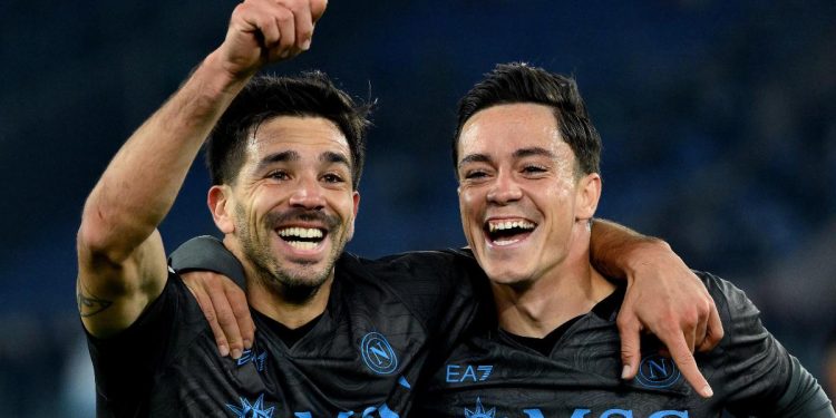 Giovanni Simeone del Napoli esulta con il compagno Giaocomo Raspadori (Foto Ansa)