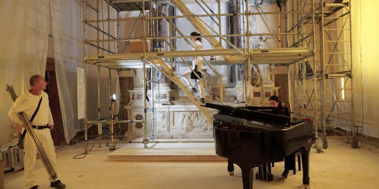 Una panoramica su gli allestimenti della mostra “Opera aperta“ all’interno del Padiglione della Santa Sede, nella ex chiesa di Santa Maria Ausiliatrice nel sestiere veneziano Castello, durante il preview per la stampa della 19° edizione della Mostra Internazionale di Architettura, Venezia 8 maggio 2025. ANSA/ANDREA MEROLA