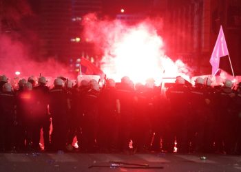 Belgrado (Serbia), giugno 2025. Polizia contro gli studenti universitari che chiedono elezioni anticipate (Ansa)