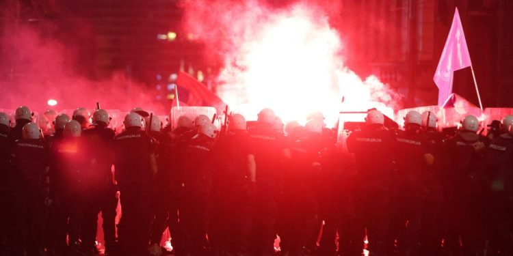 Belgrado (Serbia), giugno 2025. Polizia contro gli studenti universitari che chiedono elezioni anticipate (Ansa)