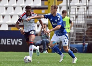 Ahanor del Genoa insegue Vojvoda del Como (Foto Ansa)