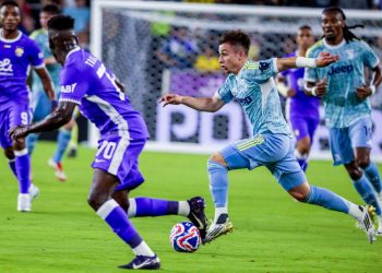 Conceicao della Juventus osservato dal compagno Thuram in dribbling contro l'Al Ain al Mondiale per Club (Foto Ansa)