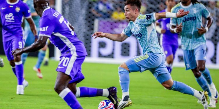 Conceicao della Juventus osservato dal compagno Thuram in dribbling contro l'Al Ain al Mondiale per Club (Foto Ansa)