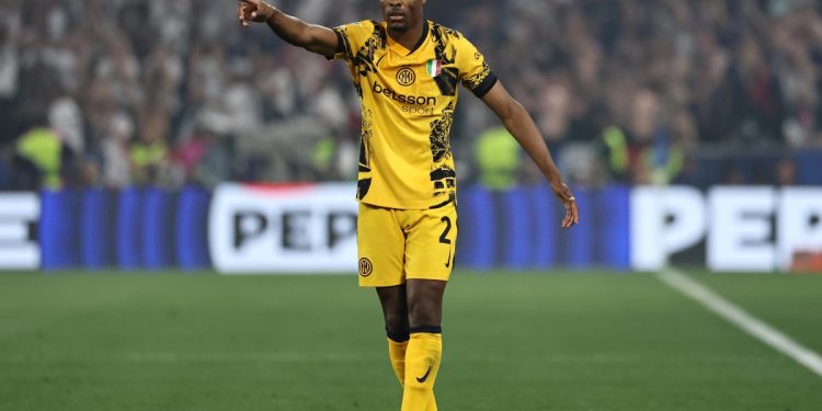 Denzel Dumfries in campo con l'Inter (Foto Ansa)