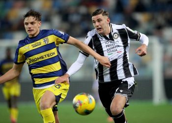 Leoni lotta con Lucca in Udinese-Parma (Foto Ansa)