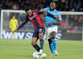 Lucumì del Bologna lotta con Lukaku del Napoli (Foto Ansa)