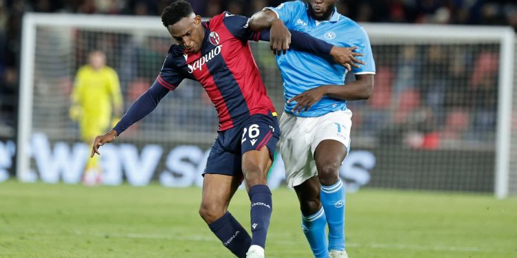 Lucumì del Bologna lotta con Lukaku del Napoli (Foto Ansa)