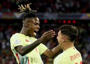 Nico Williams della Spagna esulta con Zubimendi in Nations League (Foto Ansa)