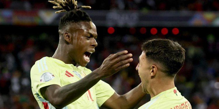 Nico Williams della Spagna esulta con Zubimendi in Nations League (Foto Ansa)