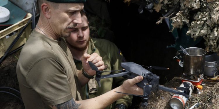 Soldati ucraini in trincea (Ansa)