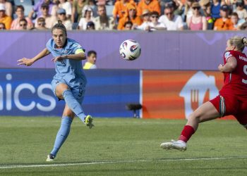 Miedema dell'Olanda femminile segna il gol, il centesimo in Nazionale, che apre le marcature contro il Galles a Euro 2025 (Foto Ansa)