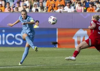 Miedema dell'Olanda femminile segna il gol, il centesimo in Nazionale, che apre le marcature contro il Galles a Euro 2025 (Foto Ansa)