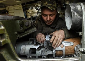 Soldato ucraino ripara un tank a Bakhmut (Donetsk) nell'aprile 20123 (Ansa)