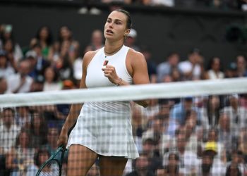 Aryna Sabalenka vola a Wimbledon (Foto ANSA)