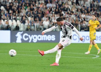 Dusan Vlahovic al tiro con la Juventus (Foto ANSA)