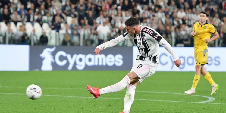 Dusan Vlahovic al tiro con la Juventus (Foto ANSA)