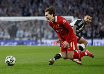 Federico Chiesa in azione con il Liverpool (Foto ANSA)