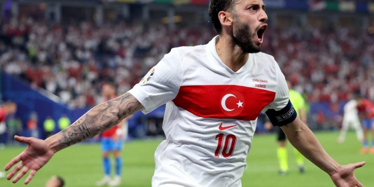 Hakan Calhanoglu esulta con la Turchia (Foto ANSA)