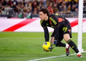 Mile Svilar con la maglia della Roma (Foto ANSA)