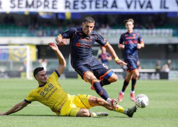 Nikola Krstovic in azione in Lecce Verona (Foto ANSA)