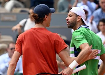 Il saluto tra Jannik Sinner e Grigor Dimitrov al Roland Garros (Foto ANSA)