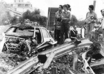 23 maggio 1992: a Capaci, poco dopo la strage (Ansa)