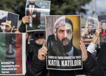 Protesta contro il governo di al Sharaa davanti alla sede Onu a Ginevra, marzo 2025, dopo il massacro degli alawiti (Ansa)