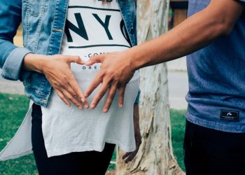 Coppia con donna in gravidanza