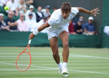 Flavio Cobolli in azione a Wimbledon (Foto ANSA)