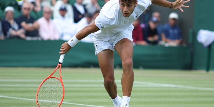 Flavio Cobolli in azione a Wimbledon (Foto ANSA)