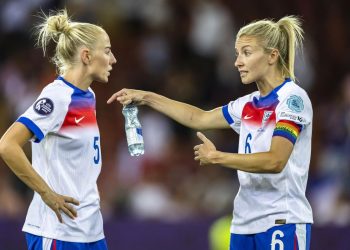 Alex Greenwood e Leah Williamson con l'Inghilterra donne (Foto ANSA)